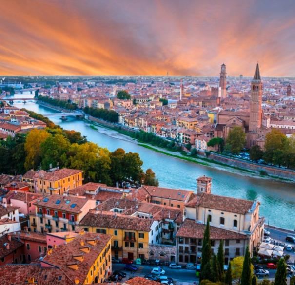 Vista panoramica di Verona al tramonto, con il fiume Adige che attraversa la città.