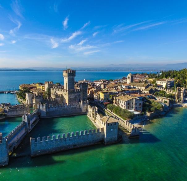 Il Castello Scaligero di Sirmione sul Lago di Garda, un'icona storica e pittoresca.