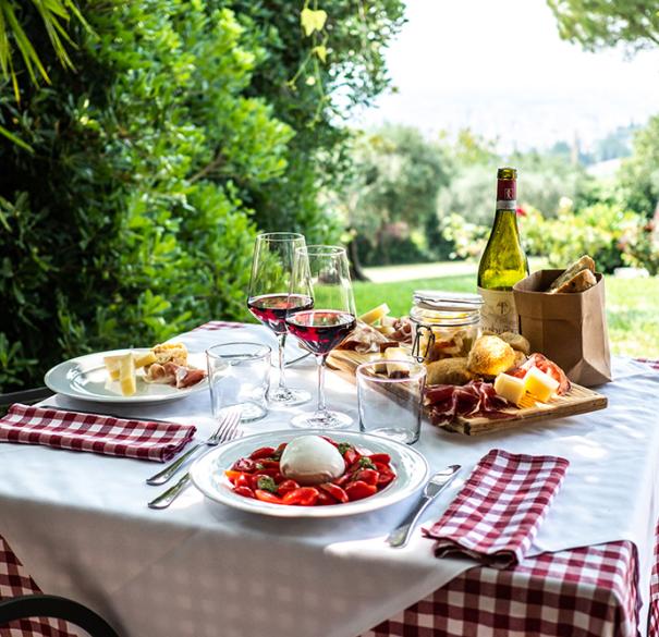 Valpolicella Corte San Mattia 2015 con gnocchi al ragù, perfetto per una cena italiana.